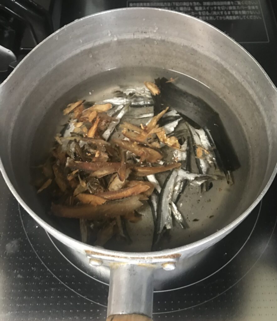 煮干しと鰹節と昆布で出汁をとる