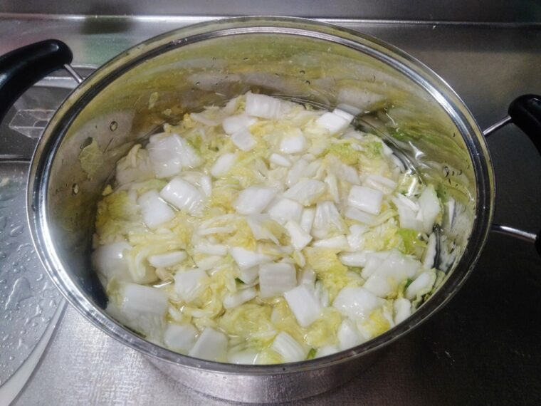 白菜を刻んで塩に漬ける