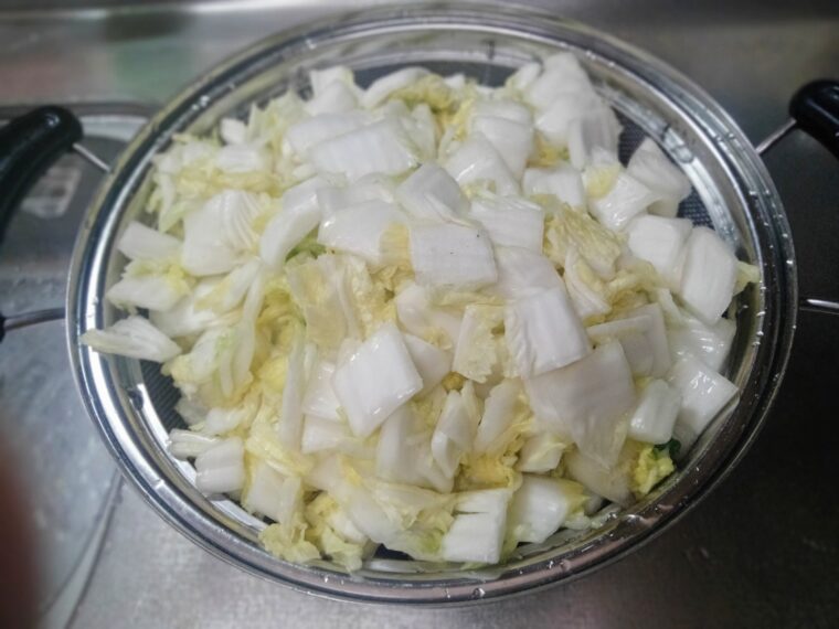 白菜の水気を切る