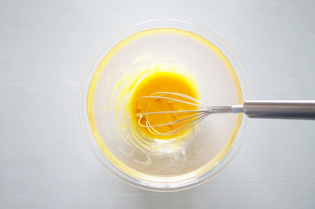 マヨネーズは卵と油を先によく混ぜる