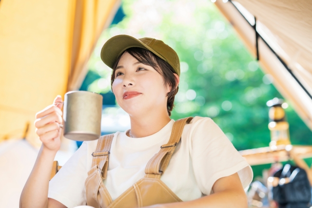 キャンプでお酒を楽しむ人