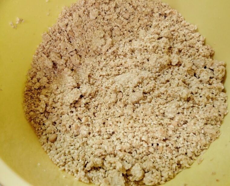 塩切り麹と潰した大豆を合わせる