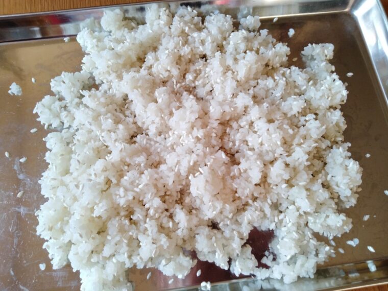 蒸し米と乾燥麹を混ぜる