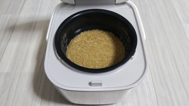 玄米を炊飯器にセットしたところ
