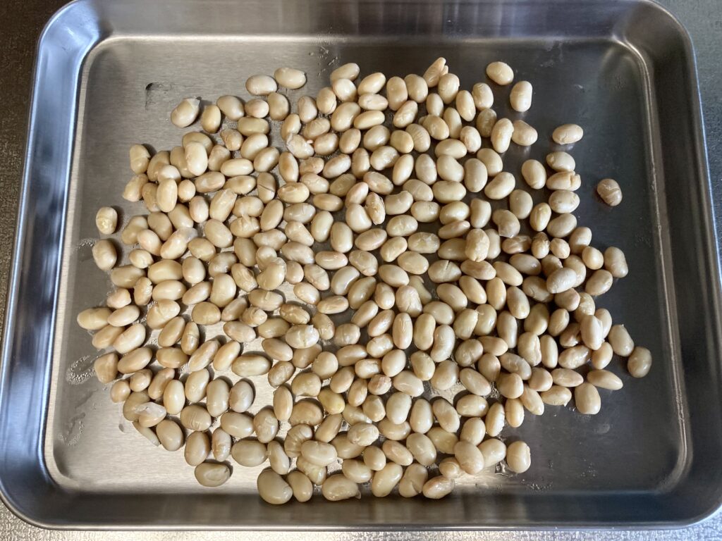 茹で大豆をバットに広げたところ